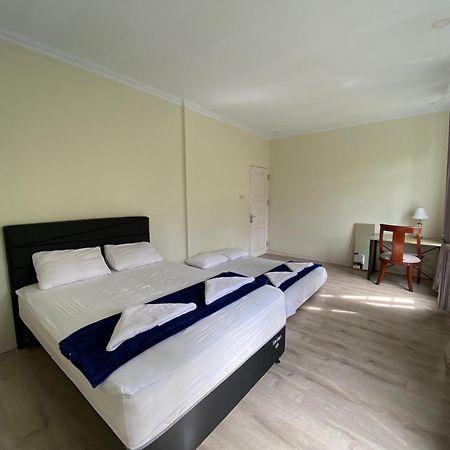 A Spacious Tropical 4 Bedrooms With Bathrooms Villa Marion Tomohon With The View Of Gunung Lokon Extérieur photo