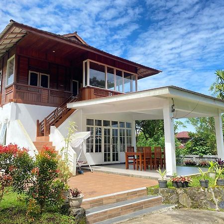 A Spacious Tropical 4 Bedrooms With Bathrooms Villa Marion Tomohon With The View Of Gunung Lokon Extérieur photo