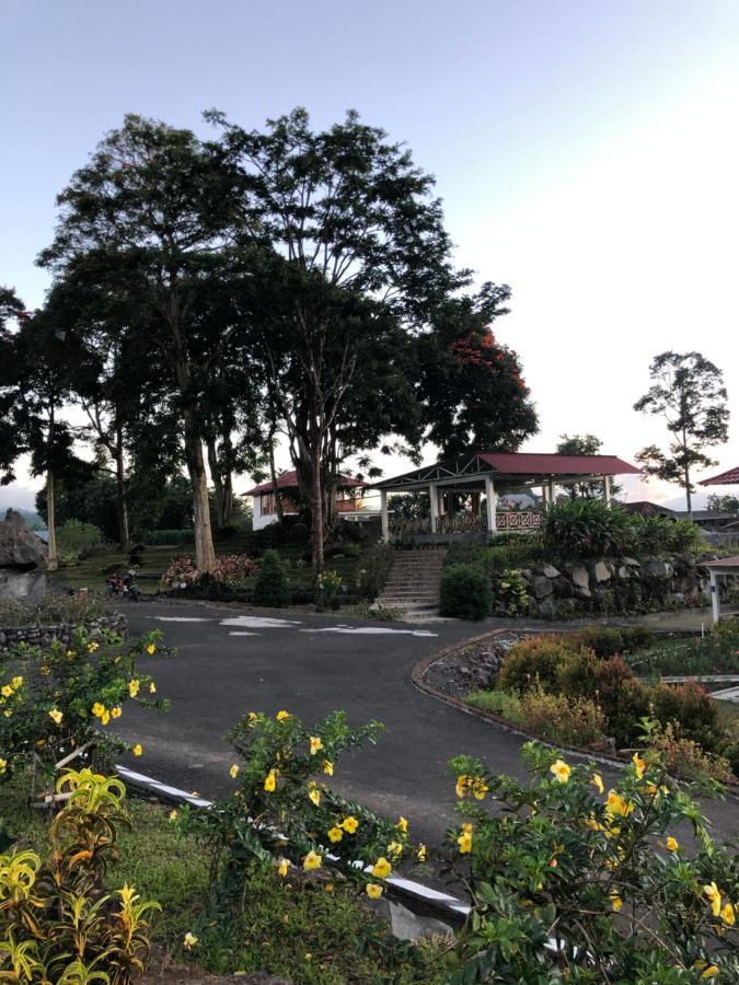 A Spacious Tropical 4 Bedrooms With Bathrooms Villa Marion Tomohon With The View Of Gunung Lokon Extérieur photo
