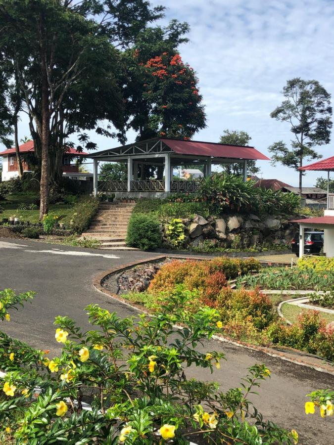 A Spacious Tropical 4 Bedrooms With Bathrooms Villa Marion Tomohon With The View Of Gunung Lokon Extérieur photo