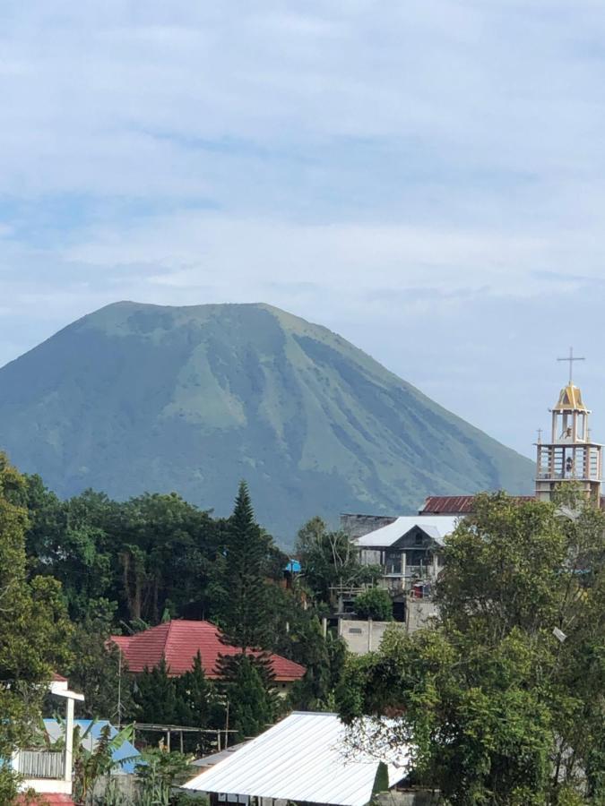 A Spacious Tropical 4 Bedrooms With Bathrooms Villa Marion Tomohon With The View Of Gunung Lokon Extérieur photo