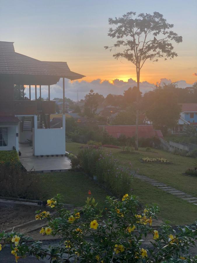 A Spacious Tropical 4 Bedrooms With Bathrooms Villa Marion Tomohon With The View Of Gunung Lokon Extérieur photo