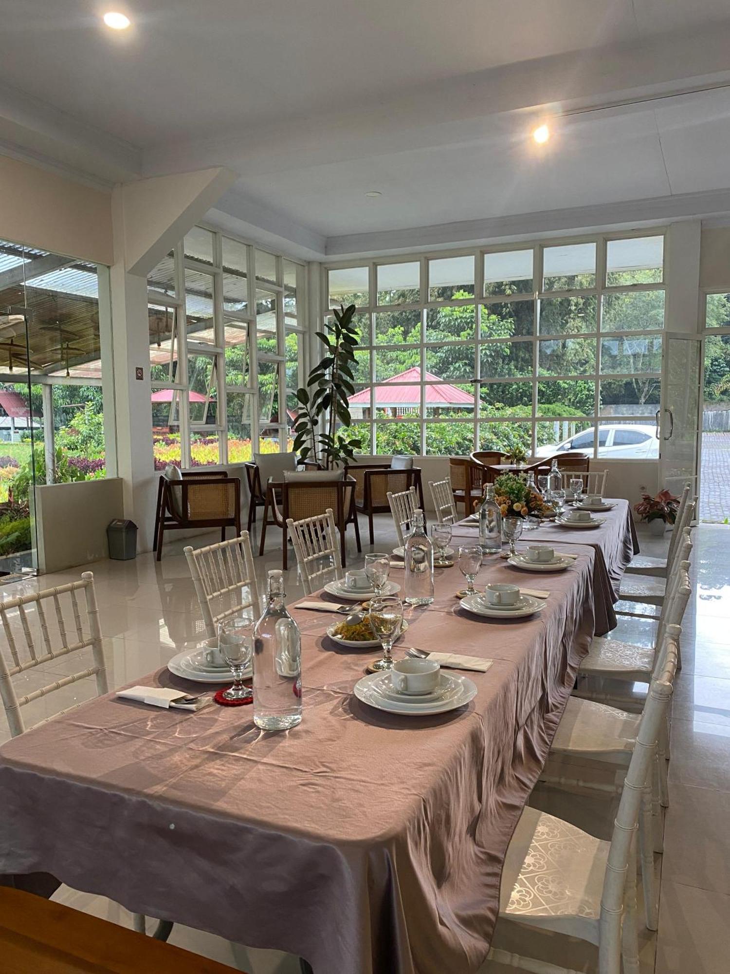 A Spacious Tropical 4 Bedrooms With Bathrooms Villa Marion Tomohon With The View Of Gunung Lokon Extérieur photo