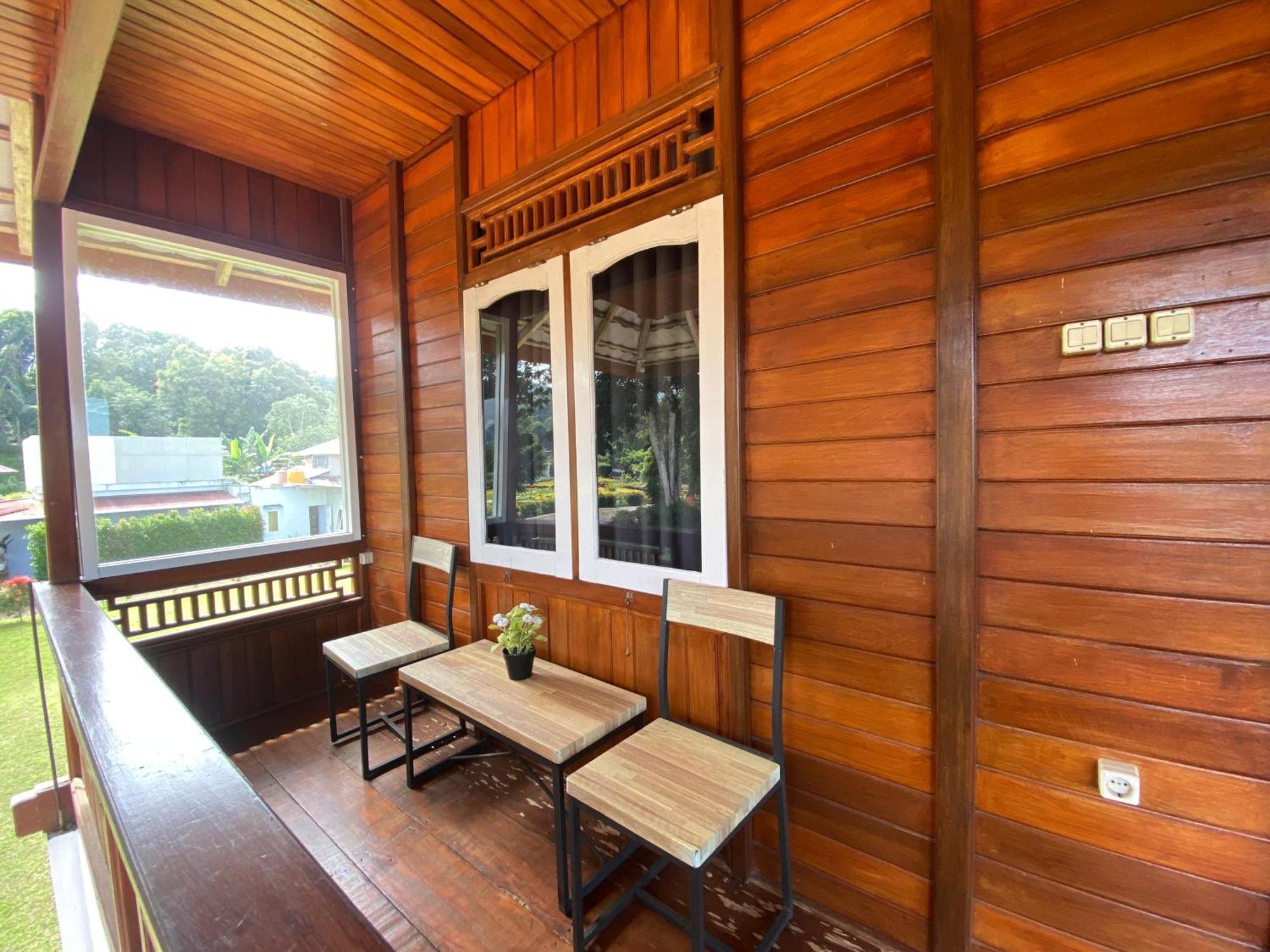 A Spacious Tropical 4 Bedrooms With Bathrooms Villa Marion Tomohon With The View Of Gunung Lokon Extérieur photo