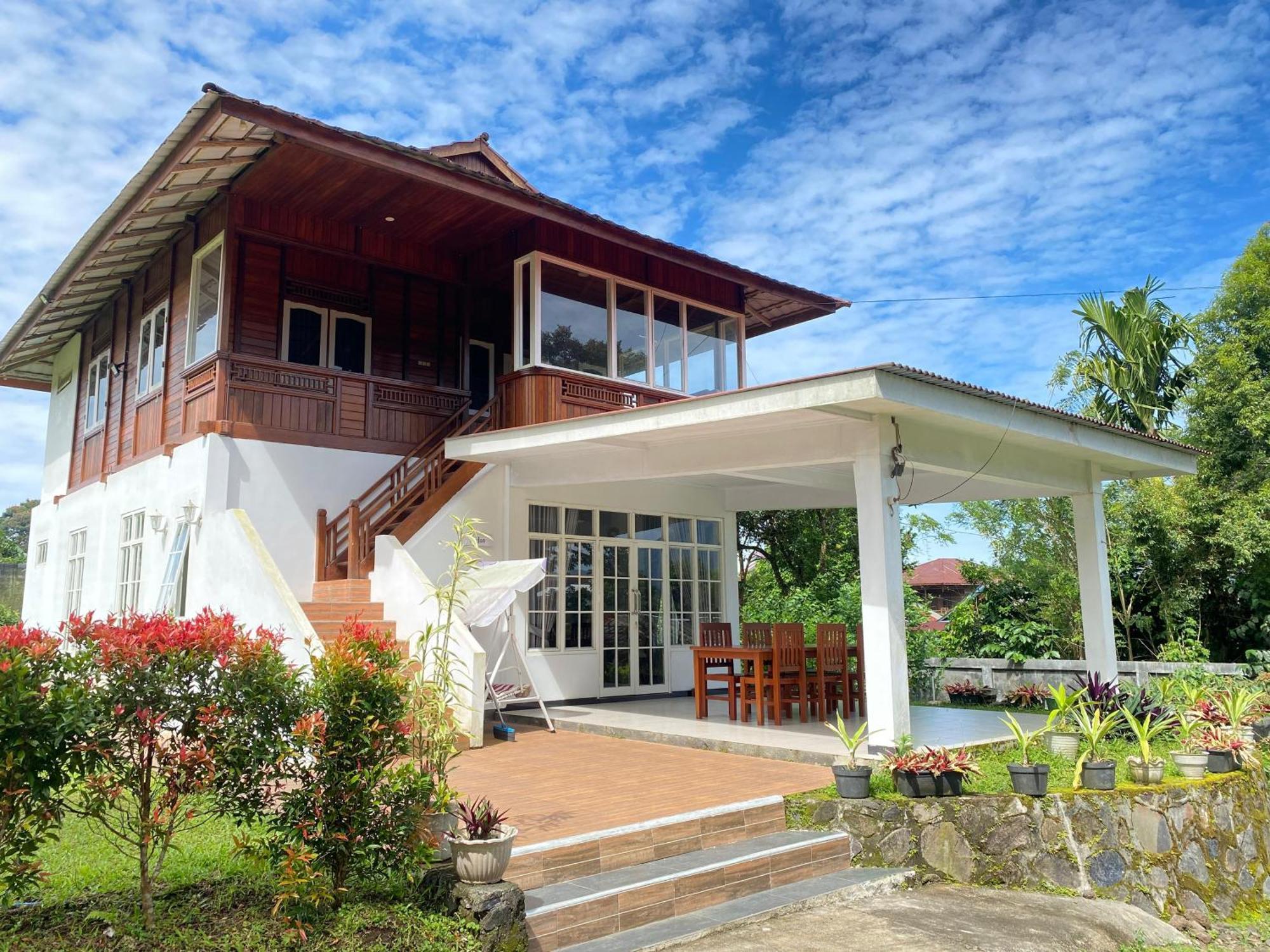 A Spacious Tropical 4 Bedrooms With Bathrooms Villa Marion Tomohon With The View Of Gunung Lokon Extérieur photo