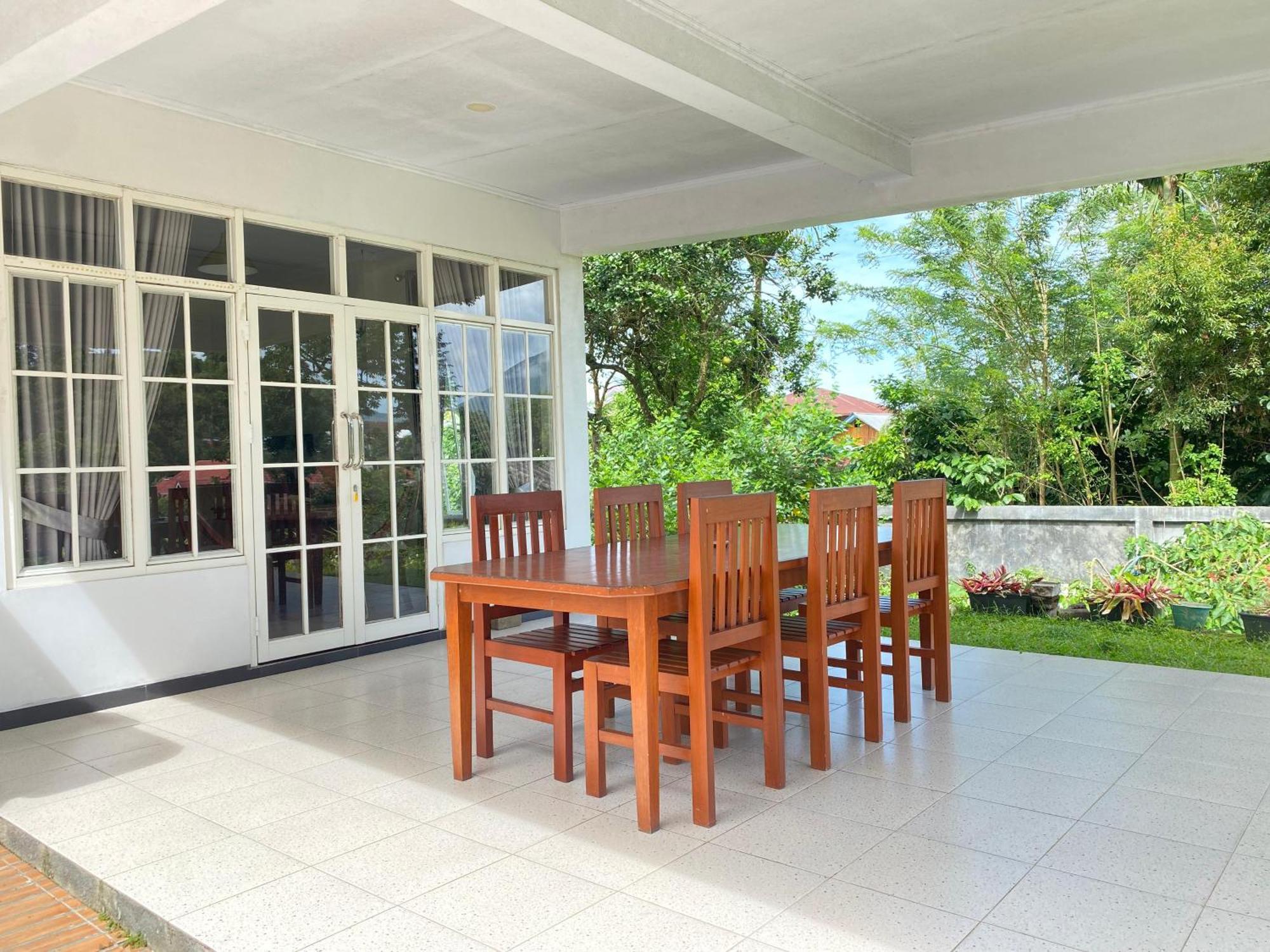 A Spacious Tropical 4 Bedrooms With Bathrooms Villa Marion Tomohon With The View Of Gunung Lokon Extérieur photo
